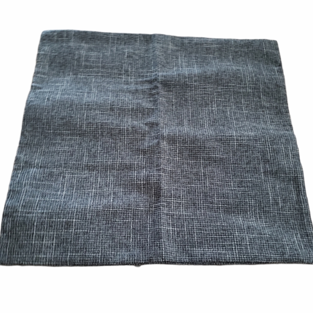 Pillow cover with zipper closure. Size 18x18.